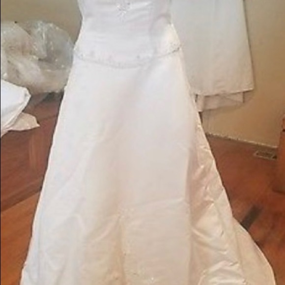 St Tropez wedding gown - Picture 4 of 8